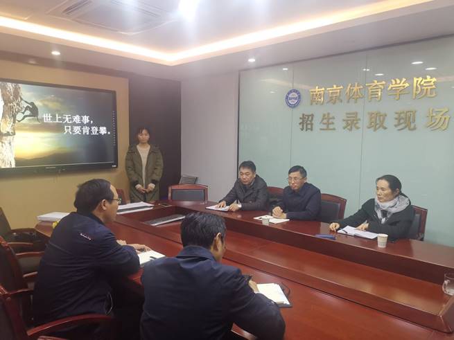 图片包含 人员, 室内, 天花板, 墙壁

描述已自动生成