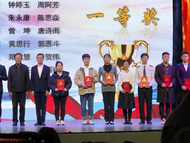 图片包含 人员, 墙壁

描述已自动生成